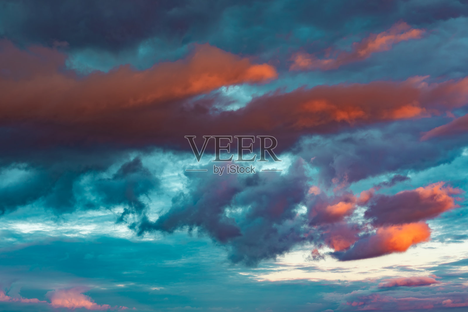 日落时戏剧性的天空与云彩的背景。积云。软焦点照片摄影图片