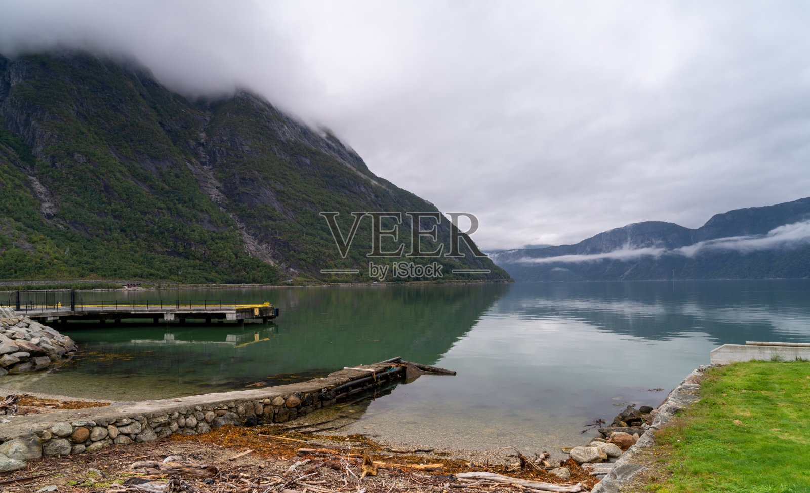 艾德峡湾(Eidfjord)，位于霍达兰(Hordaland)地区的一个挪威城镇和自治市，位于斯堪的纳维亚半岛的哈当厄峡湾(Hardangerfjorden)的内分支照片摄影图片