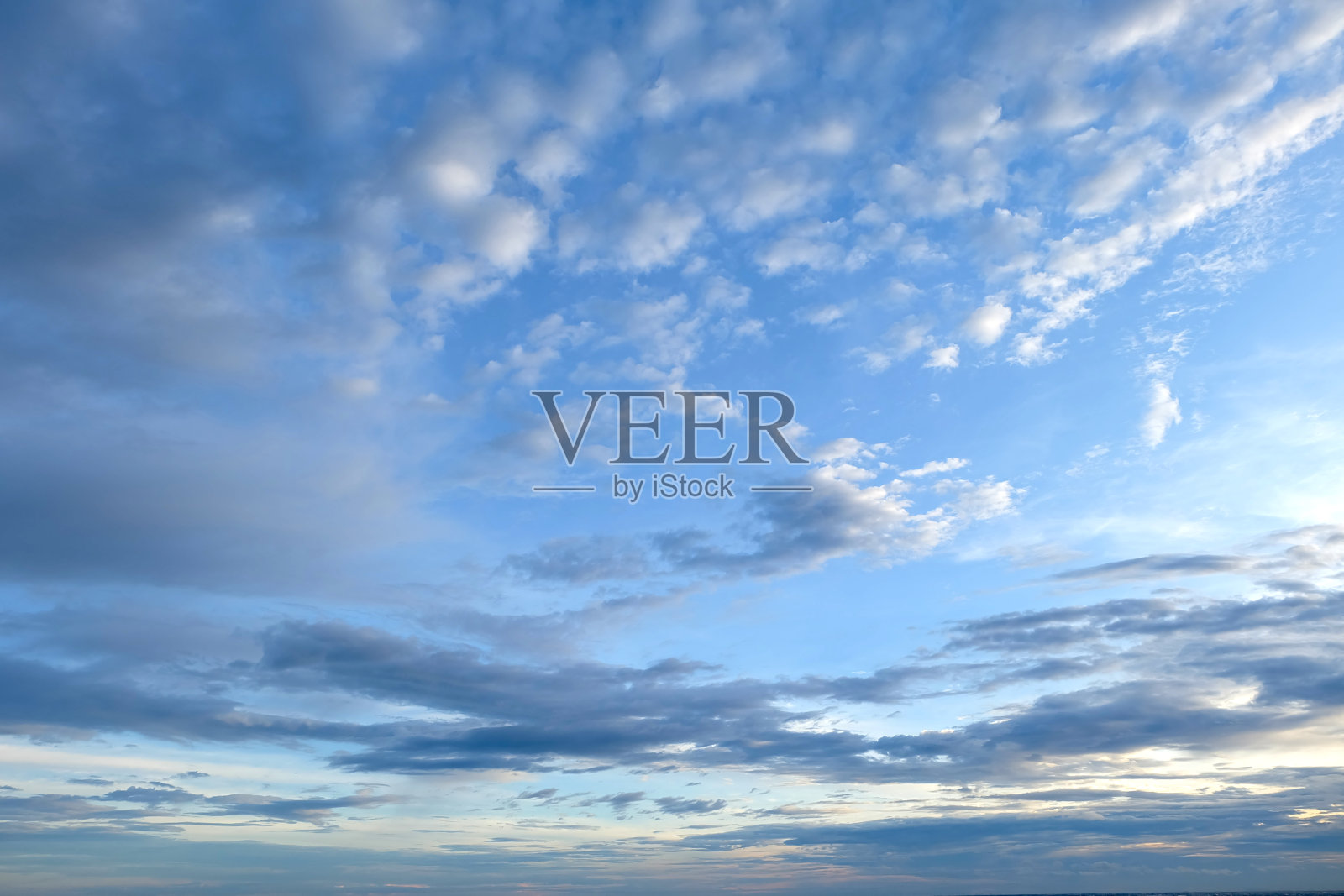 白云和美丽的蓝天背景。照片摄影图片