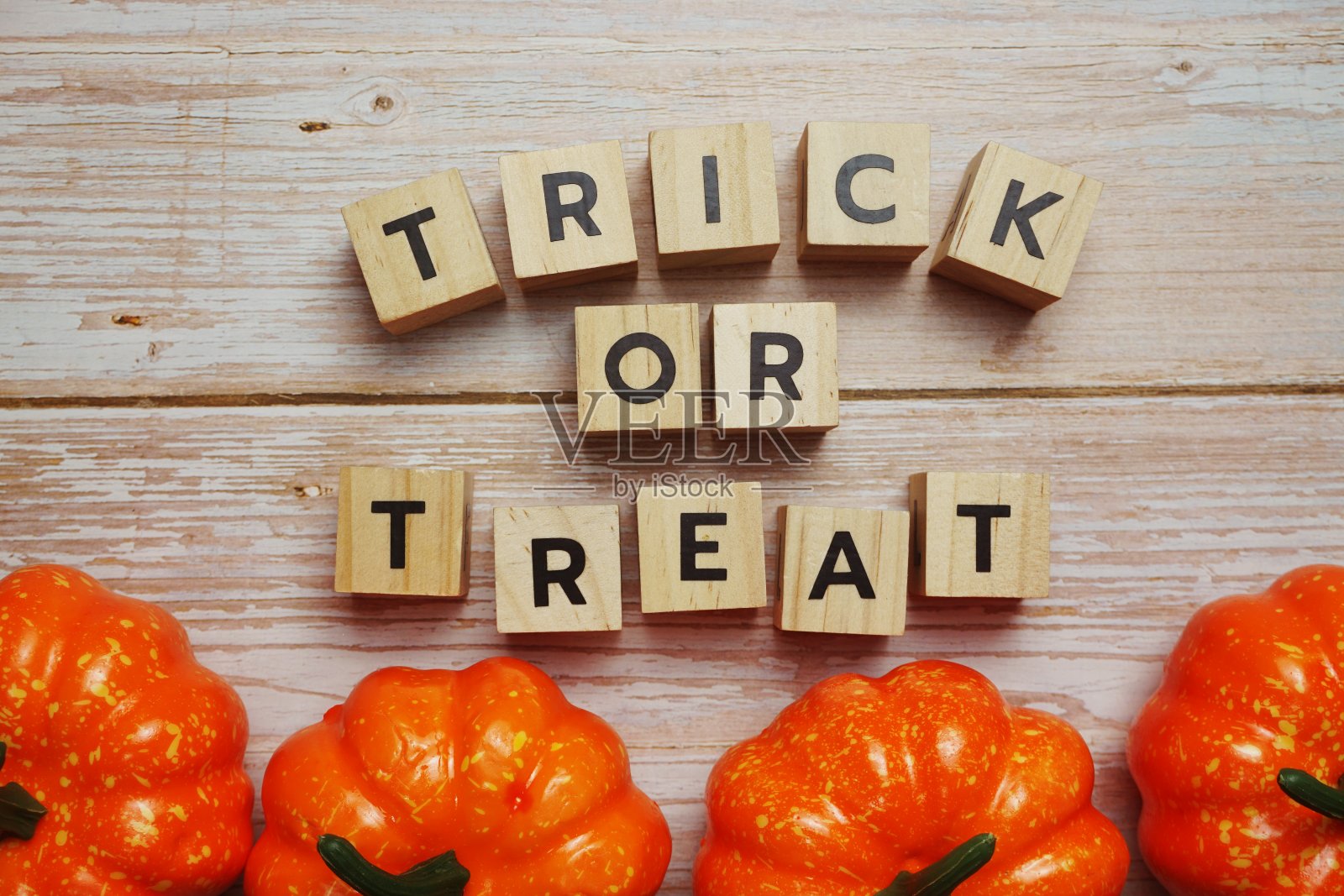 在木制背景上用南瓜装饰的字母Trick or Treat照片摄影图片