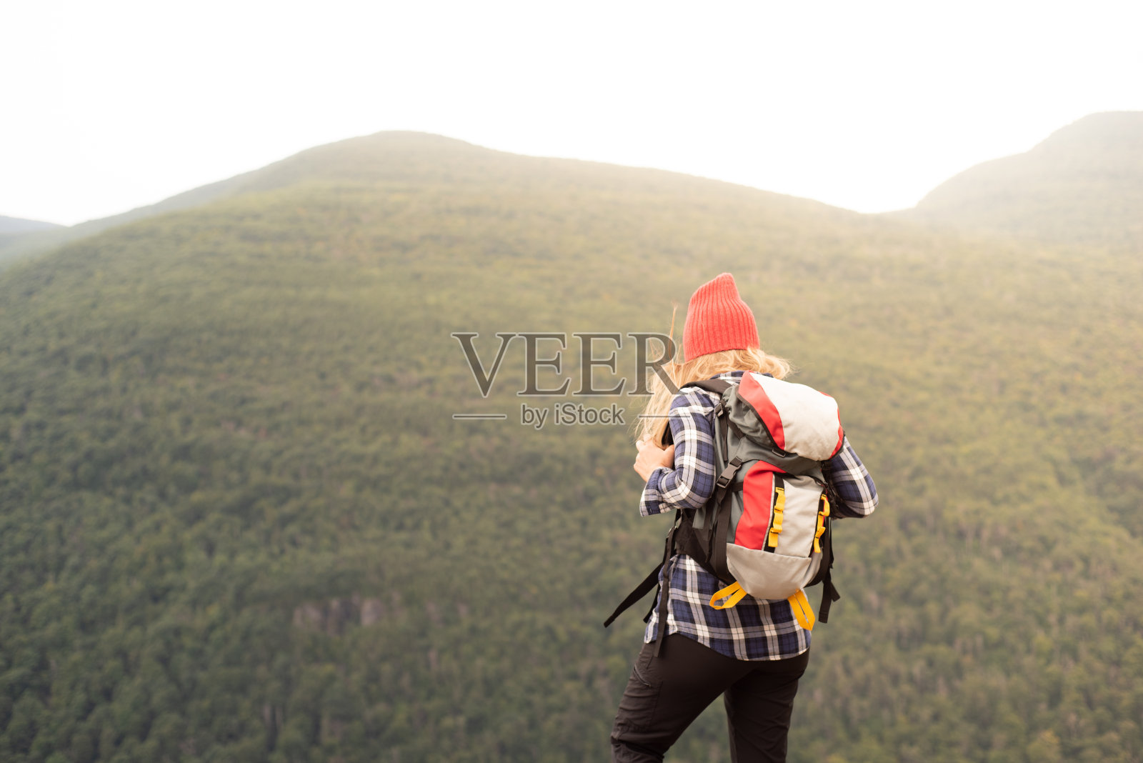 在山里徒步旅行的年轻女子照片摄影图片