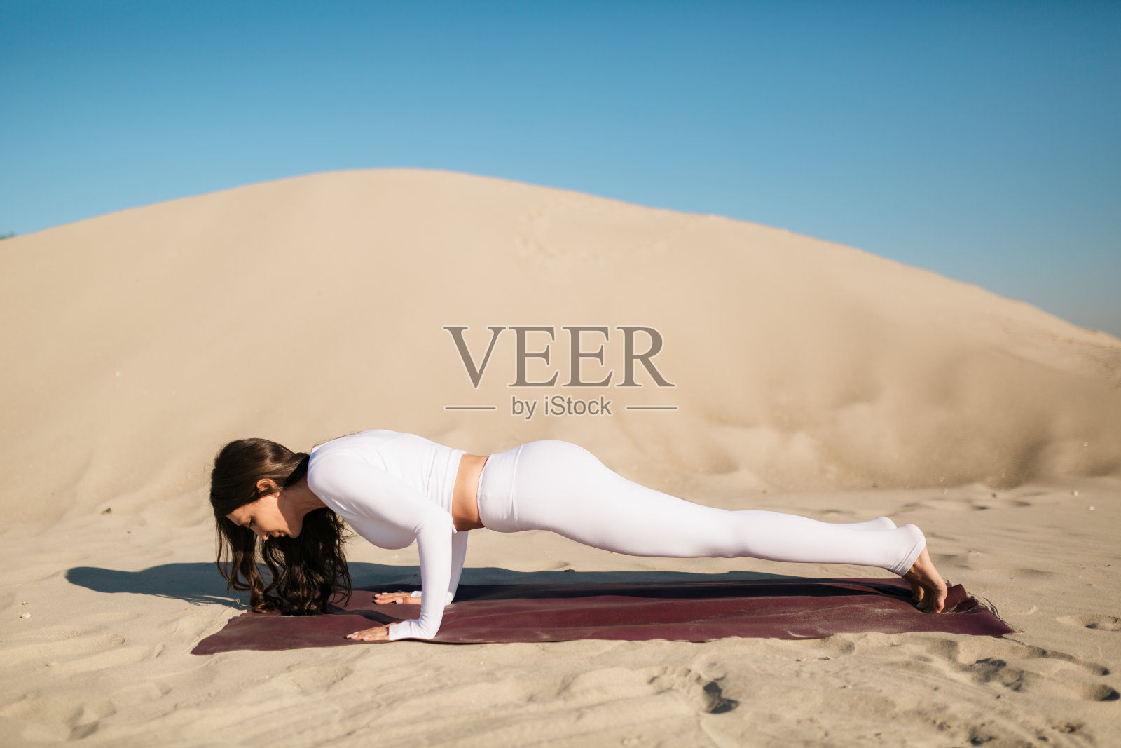 一个年轻英俊的白种女人在户外练习瑜伽的侧视图照片摄影图片