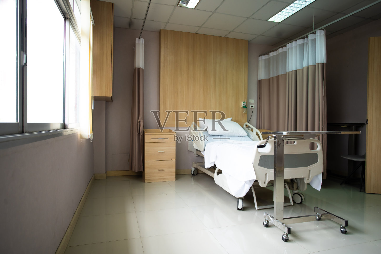 康复室配有床和舒适的医疗设备。空病房的内部照片摄影图片