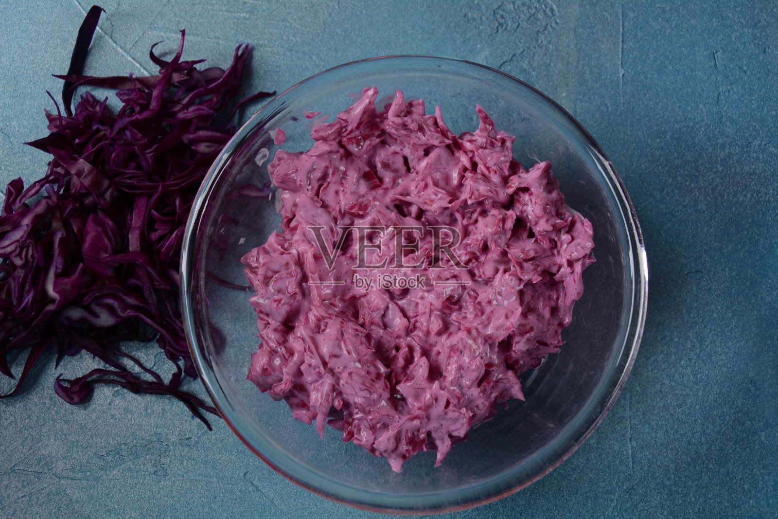 玻璃碗中的蛋黄酱红卷心菜沙拉照片摄影图片