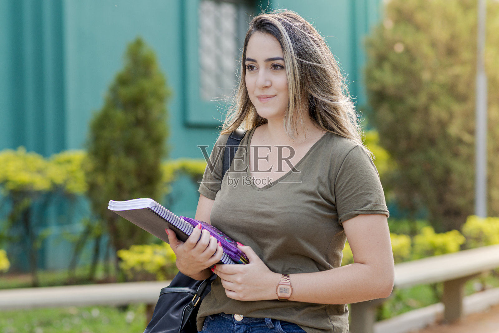 年轻的大学生去上课照片摄影图片