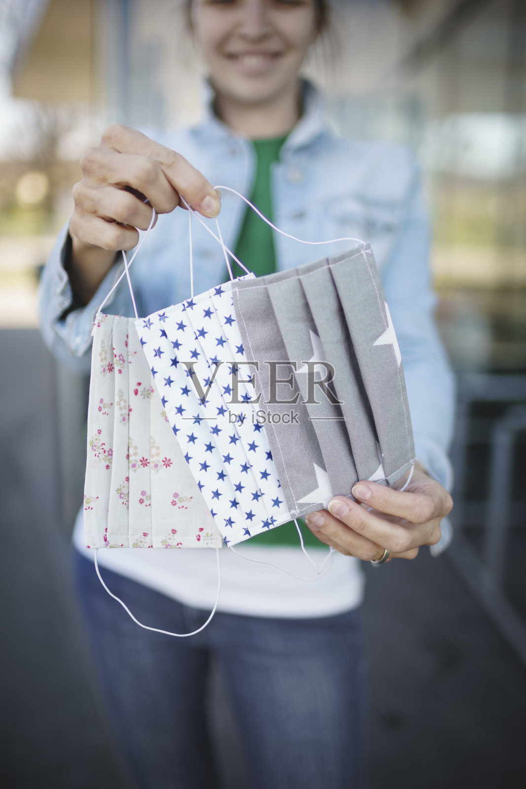 年轻漂亮的女人，戴着自制的鼻子和口罩照片摄影图片