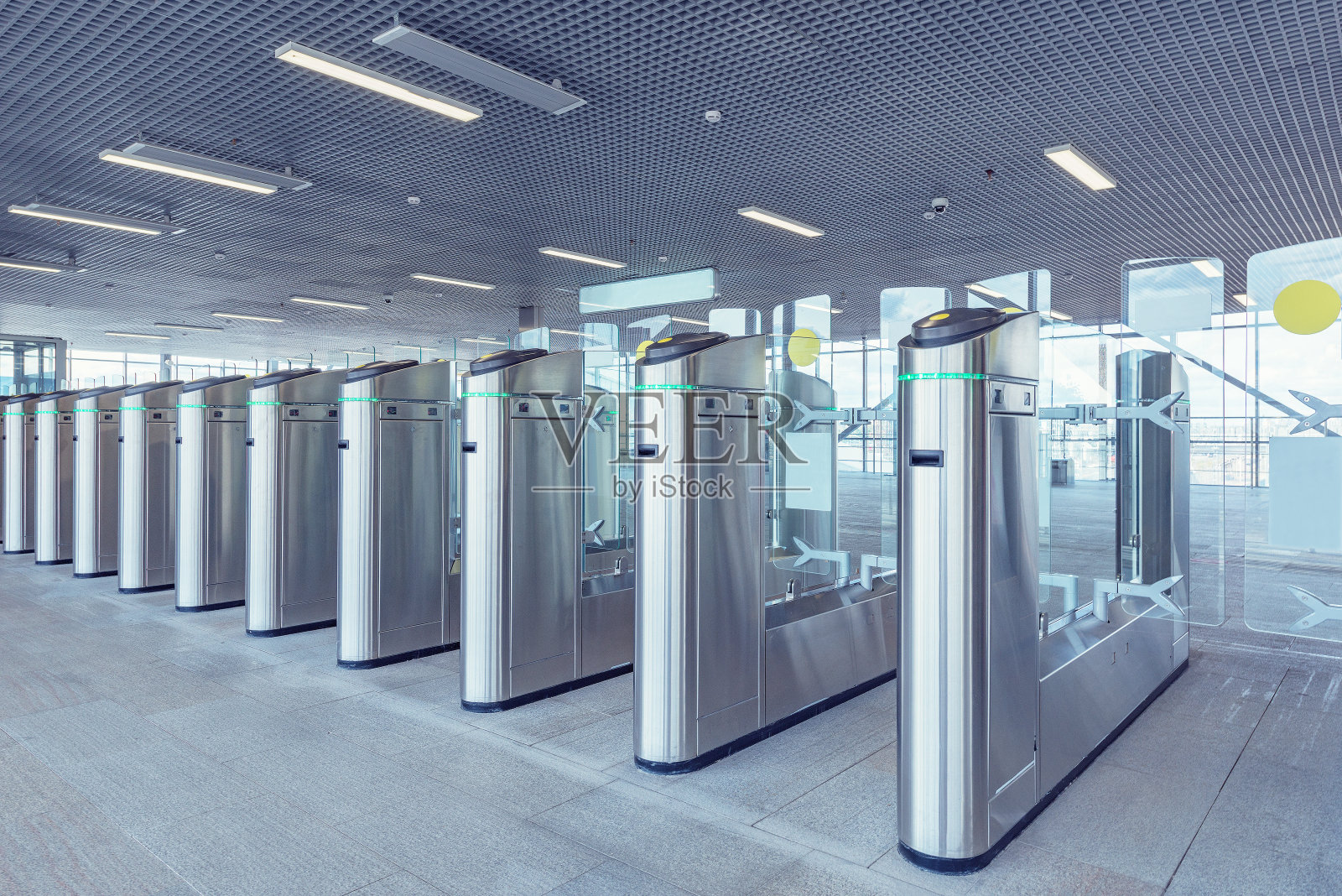 设有电子读卡器的旋转门。照片摄影图片