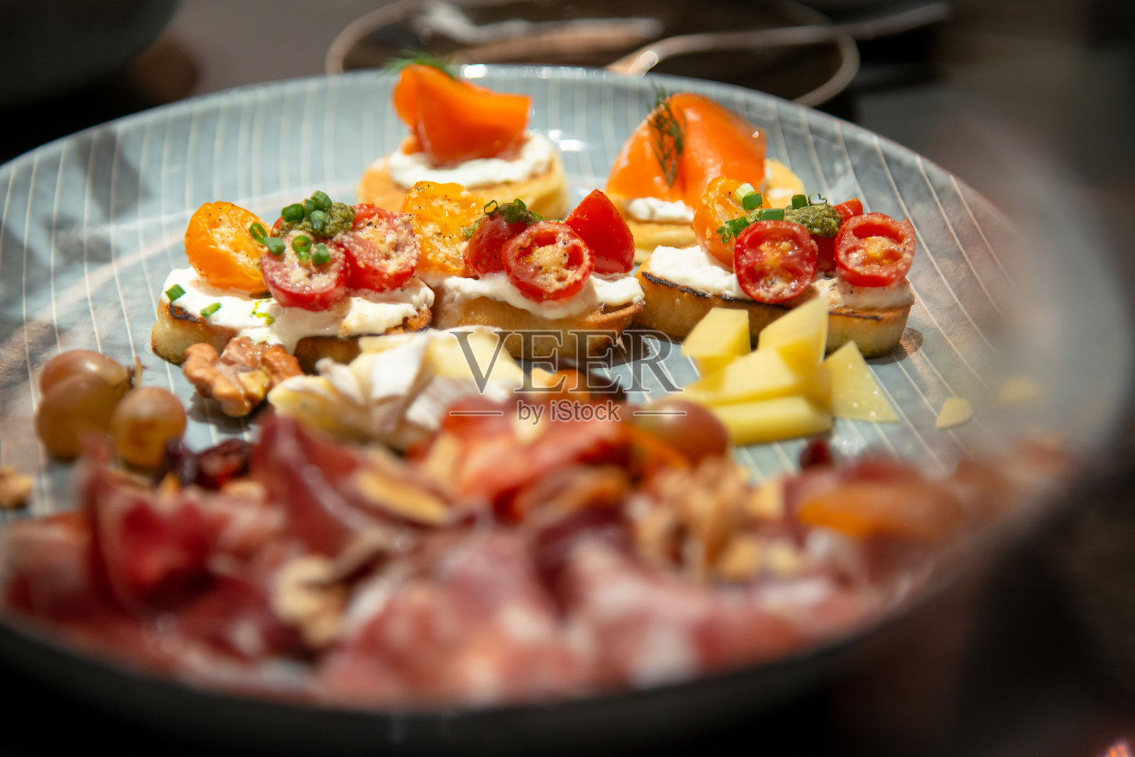 在各种意大利冷切板上关闭意式烤面包照片摄影图片