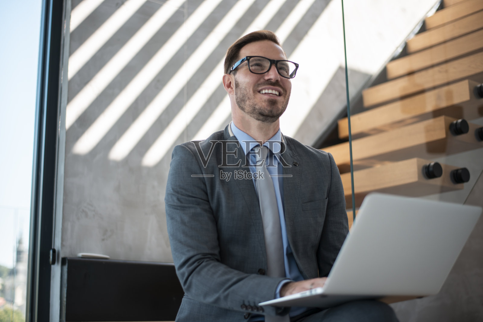 成功商人使用笔记本电脑照片摄影图片