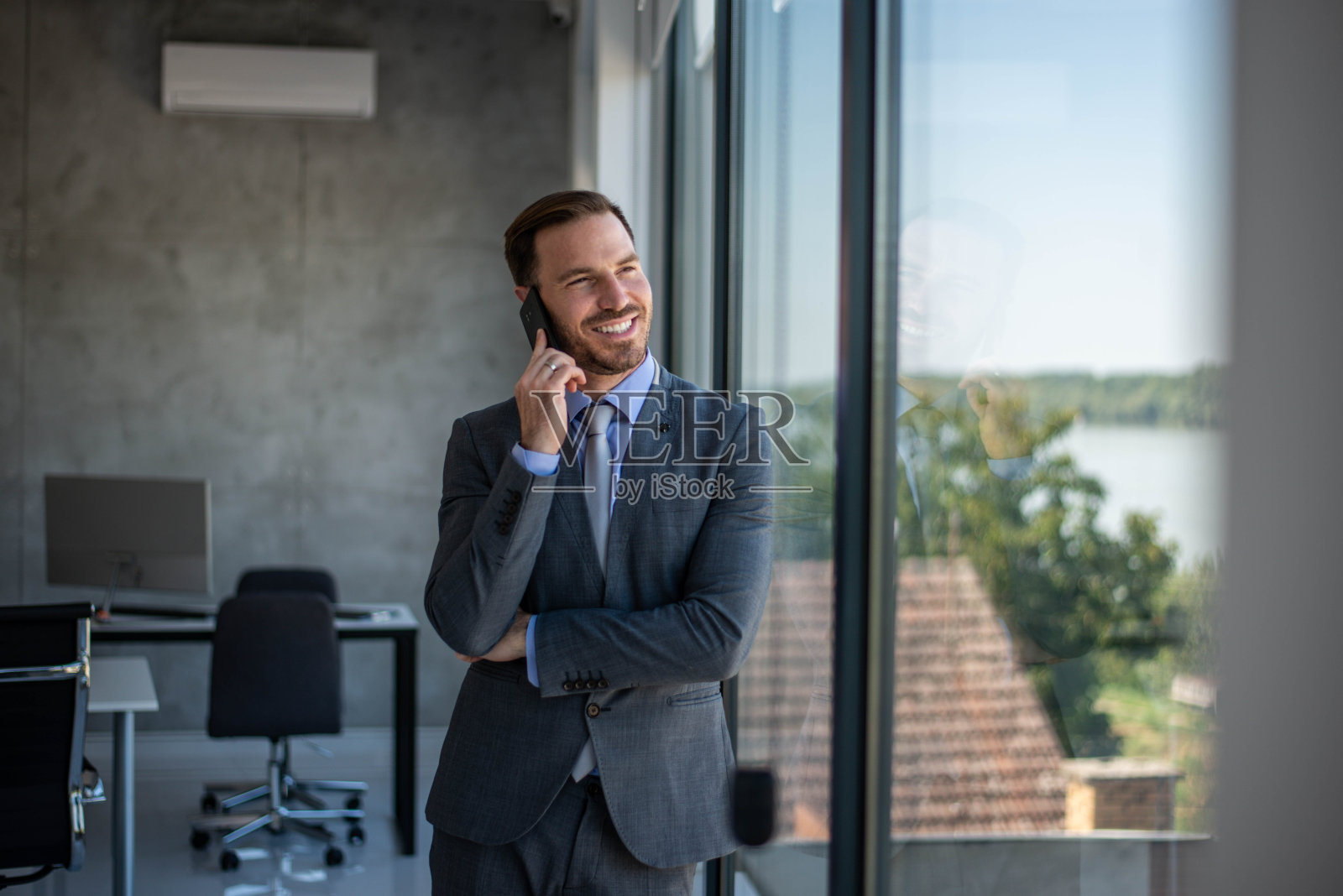 成功商人使用手机照片摄影图片
