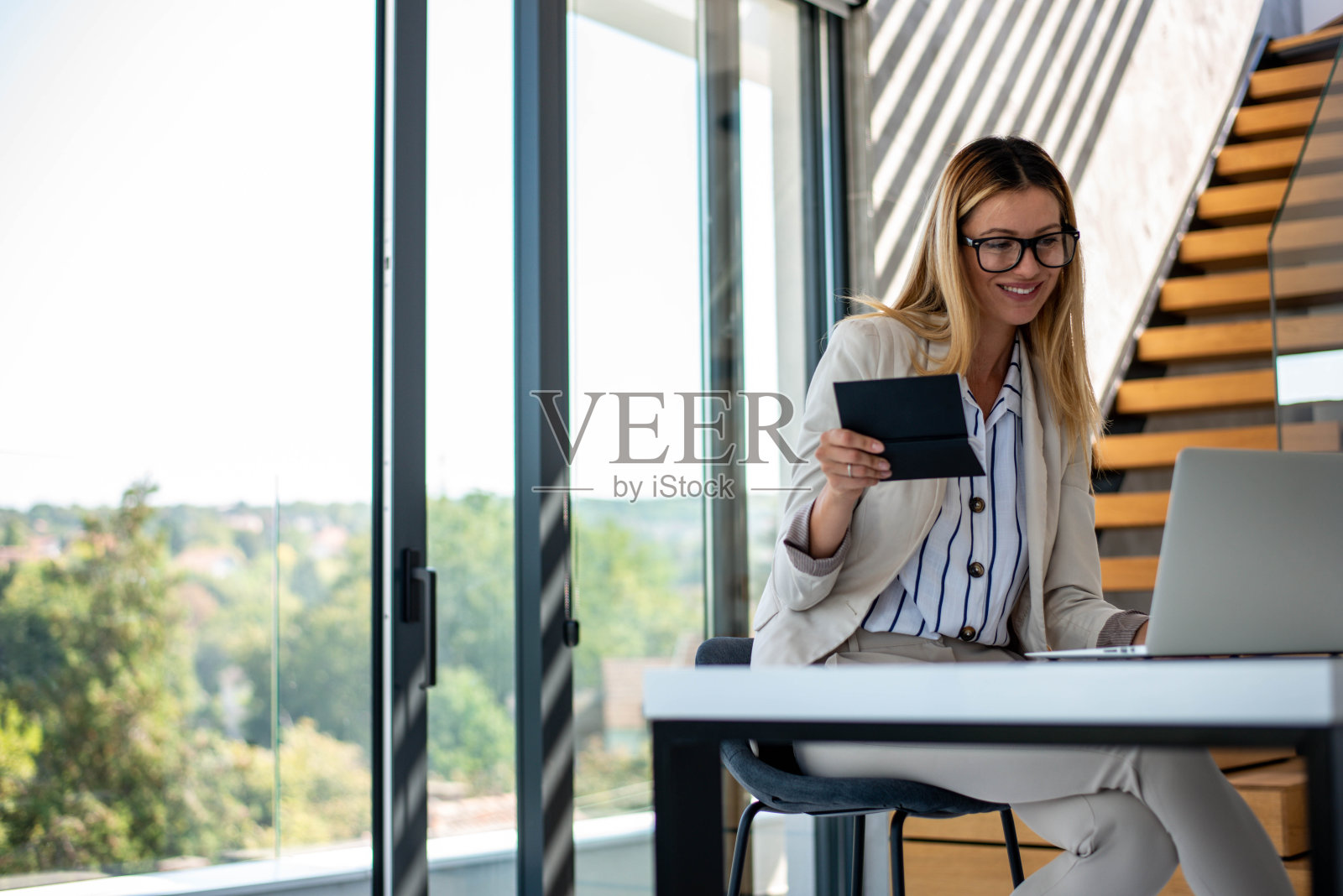 成功女商人使用笔记本电脑照片摄影图片