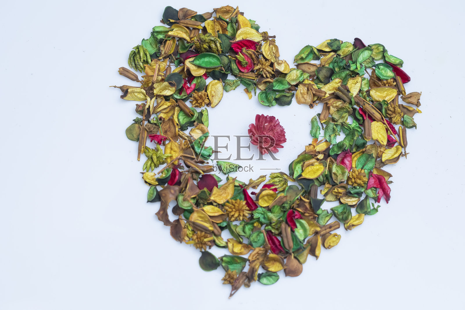 五颜六色的干花，形状像一颗心照片摄影图片