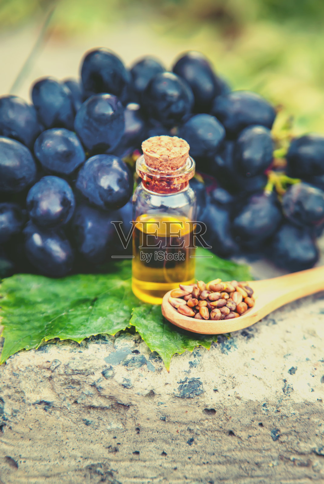 葡萄籽油在一个小罐子。有选择性的重点。照片摄影图片