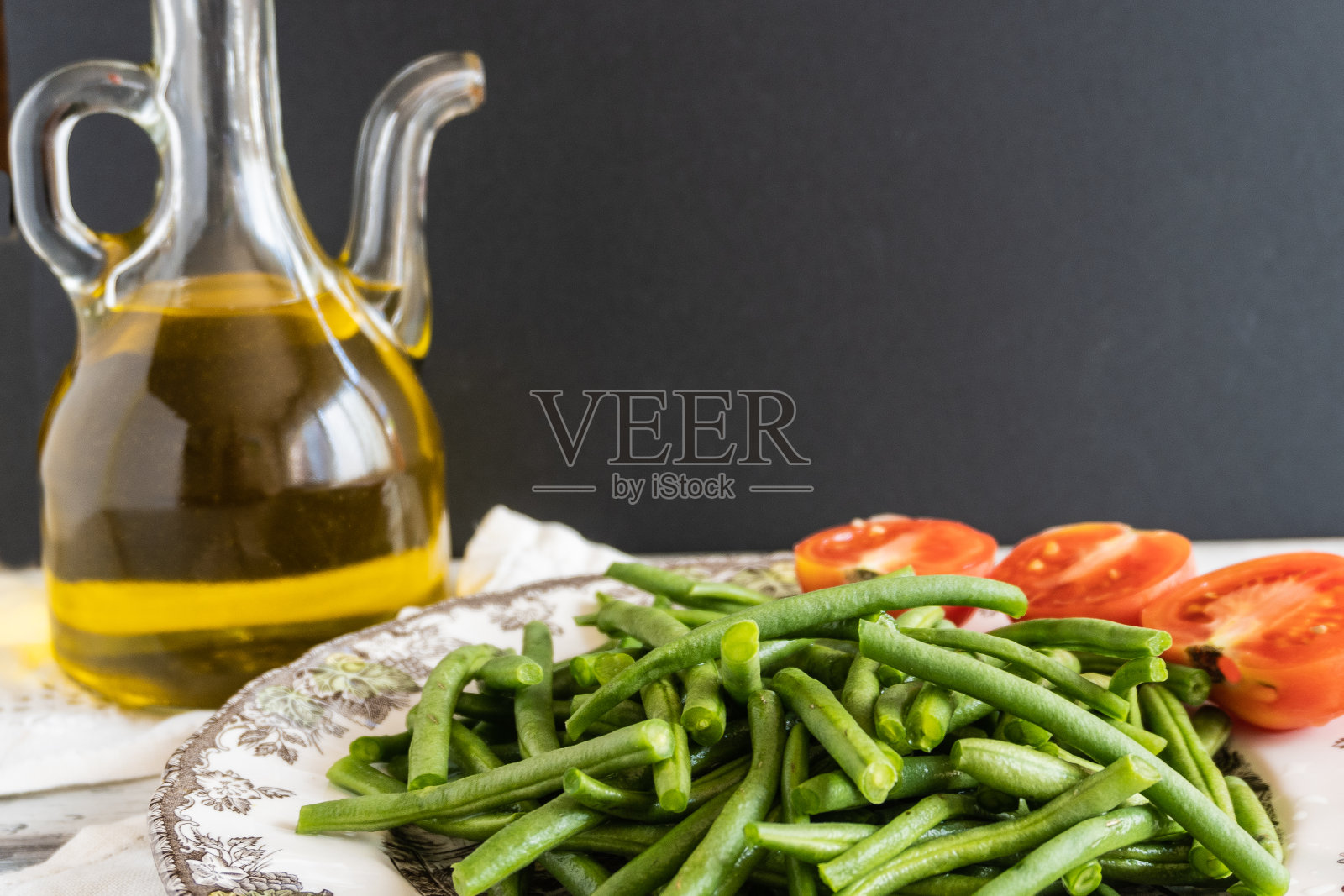 新鲜的青豆在木桌上准备烹饪。本空间照片摄影图片