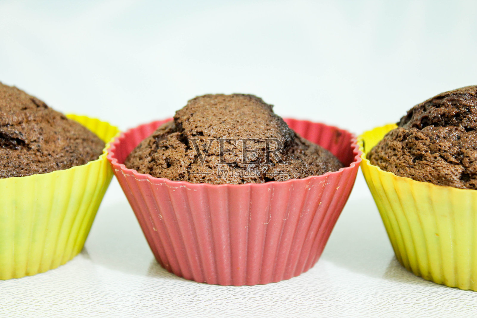 白色的桌子上烤着松饼。近,比照片摄影图片