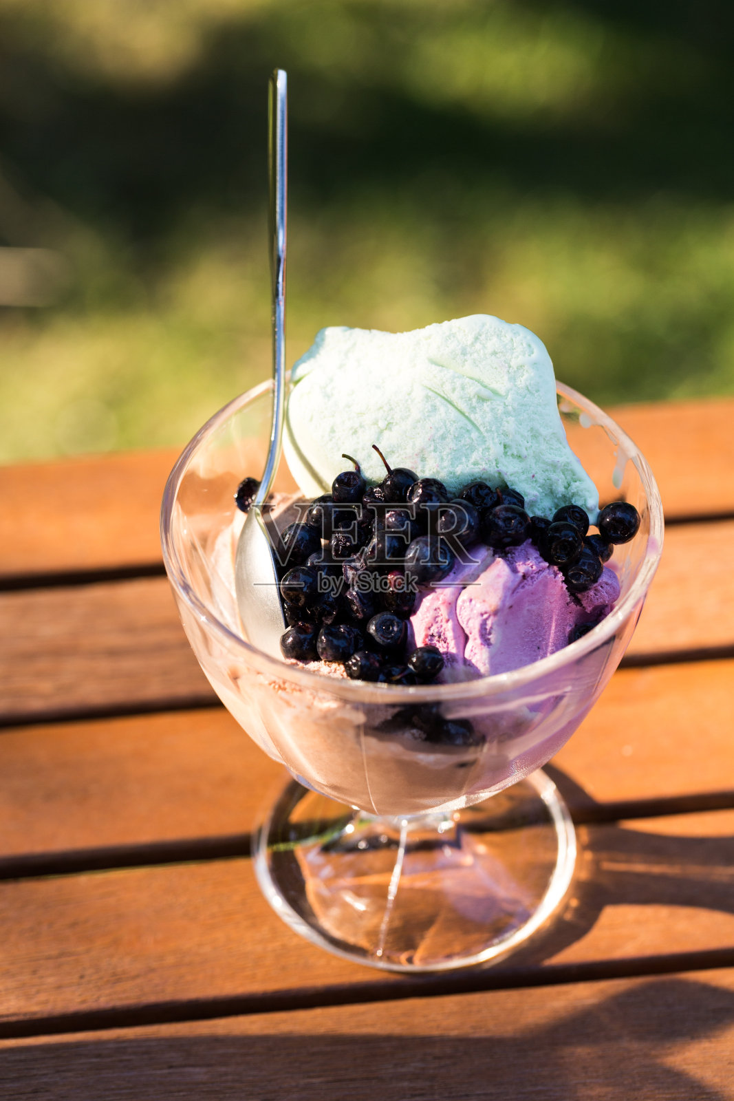 冰淇淋与蓝莓碗在乡村木制背景照片摄影图片