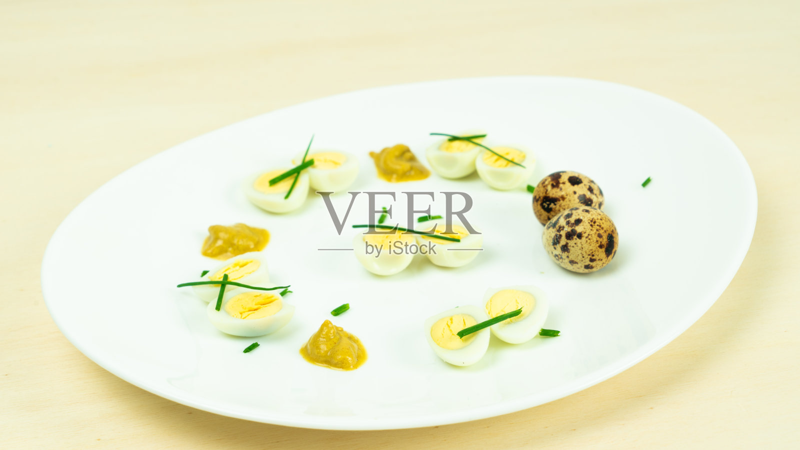 煮鹌鹑蛋，配芥末和韭菜照片摄影图片