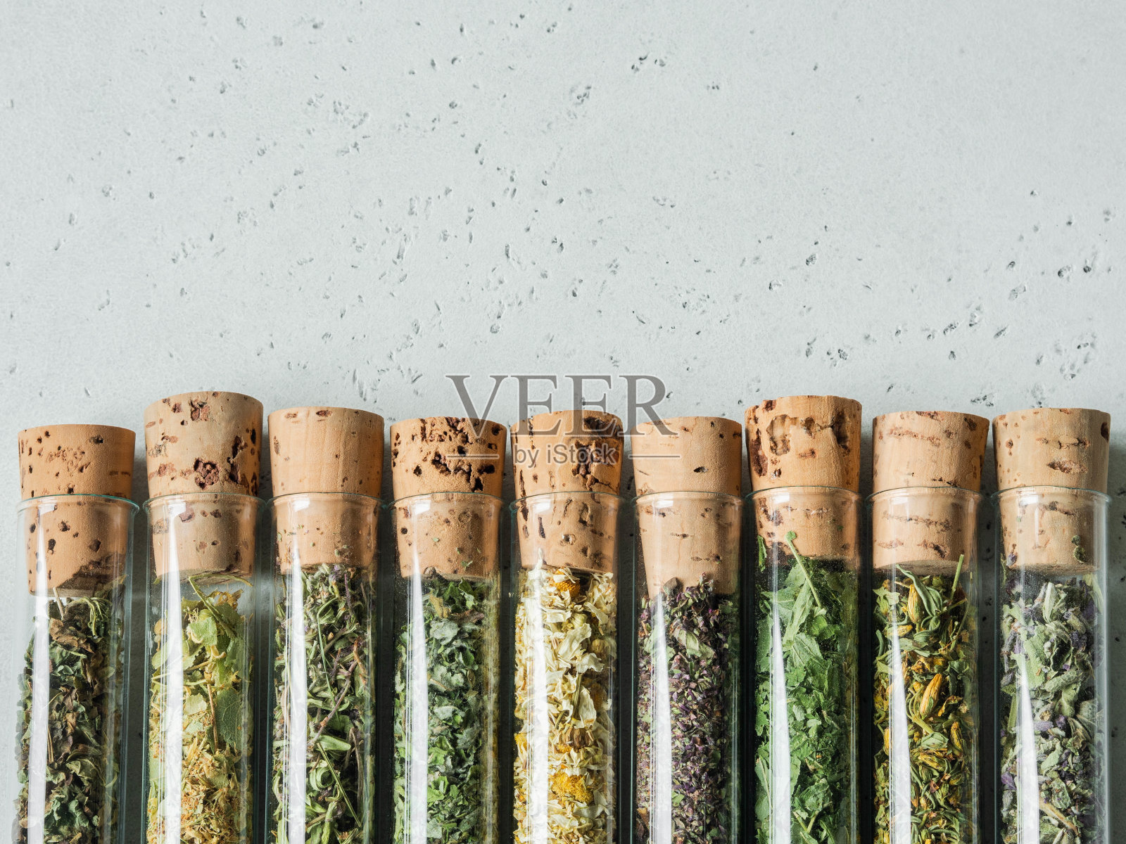 各种干燥健康药草，植物花冲泡草药茶在玻璃试管照片摄影图片