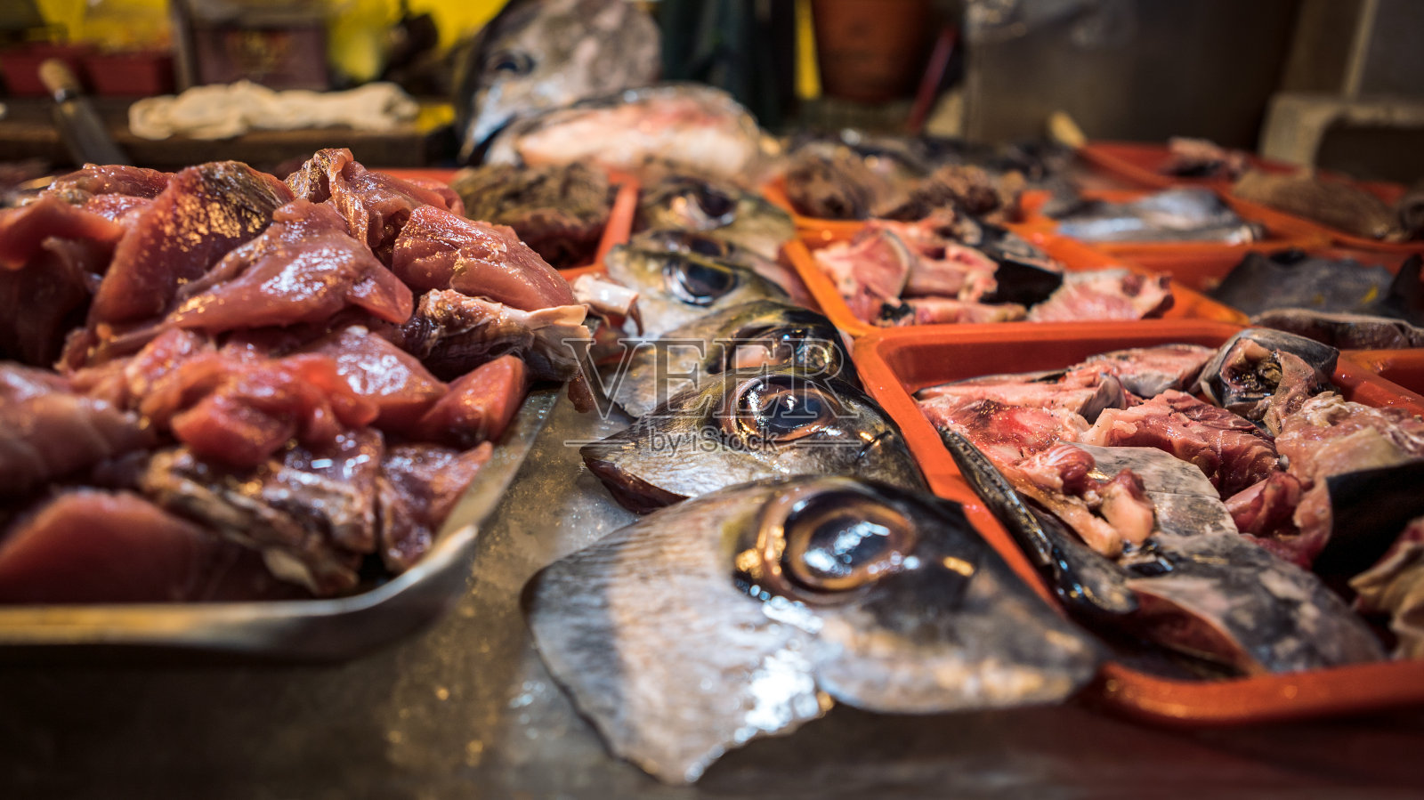 头和眼睛金枪鱼在切桌子上的特写。亚洲的鱼市场。照片摄影图片