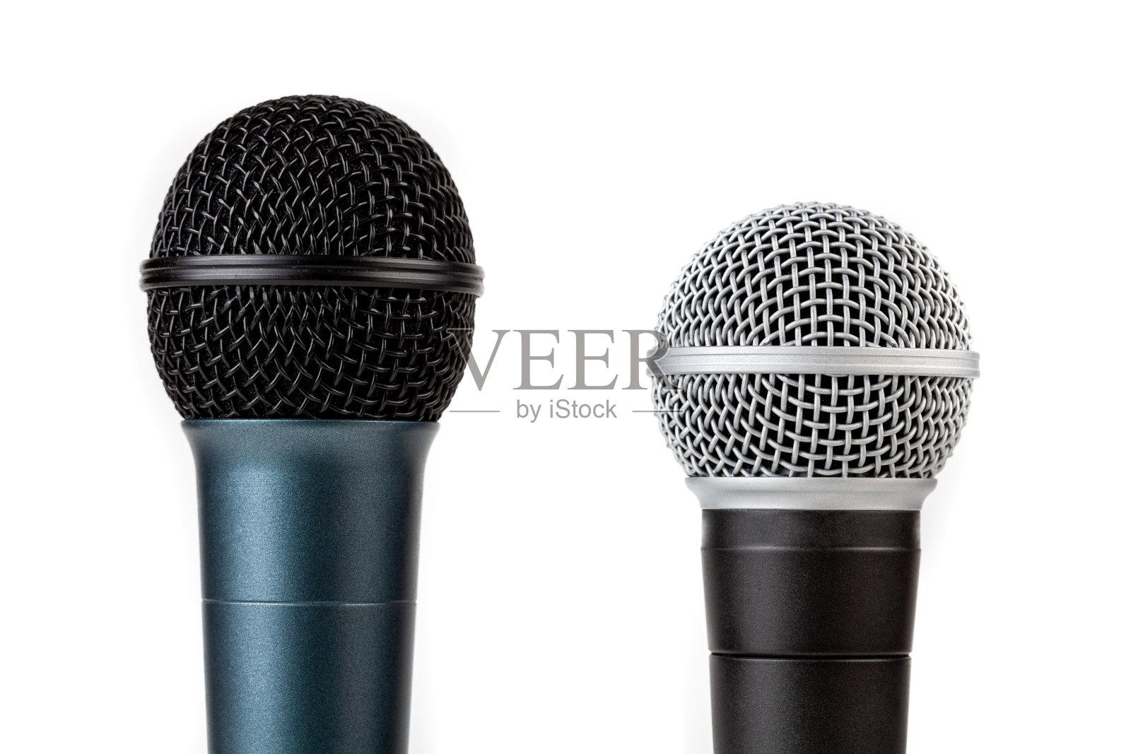 一对简单的人声麦克风，麦克风格栅特写镜头，物体孤立在白色上，剪掉。唱歌、录音室录音器材抽象概念。两种动态麦克风，顶部靠近照片摄影图片