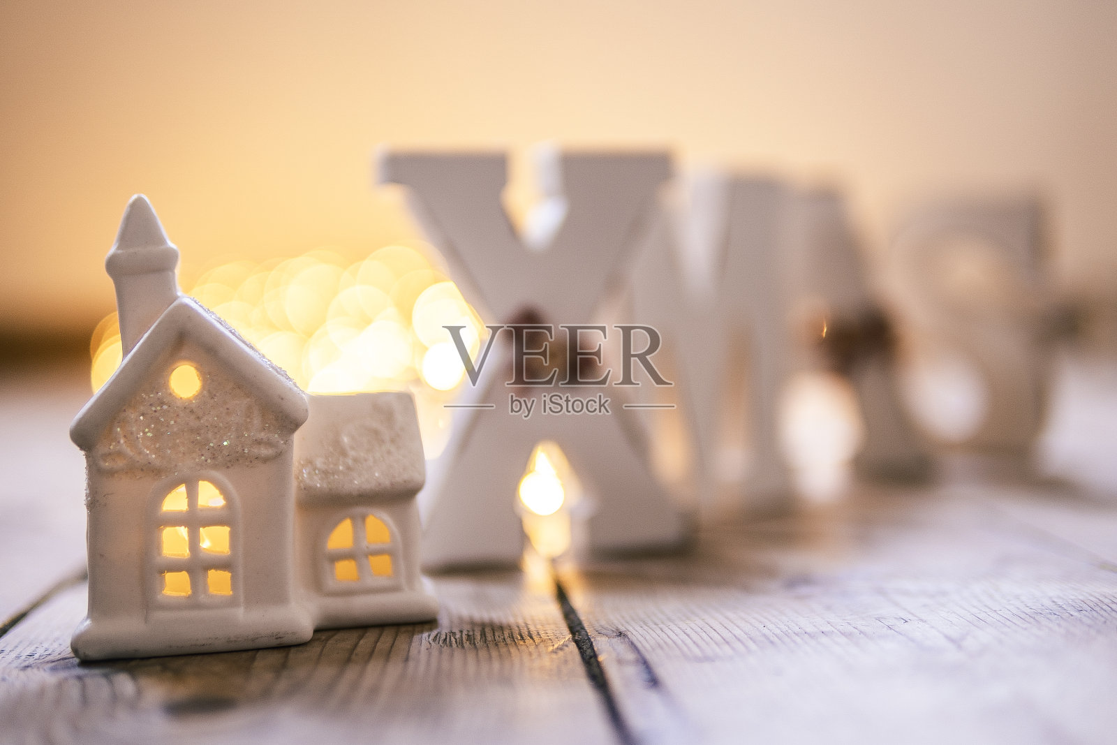 圣诞节。圣诞装饰和圣诞灯在一个乡村木制背景的特写。2019冠状病毒病流行期间的居家生活。新的标准。照片摄影图片