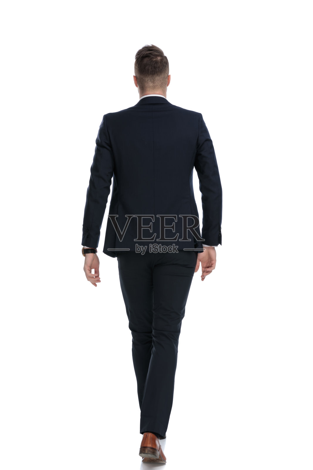 后视图的年轻商人穿着西装和行走照片摄影图片