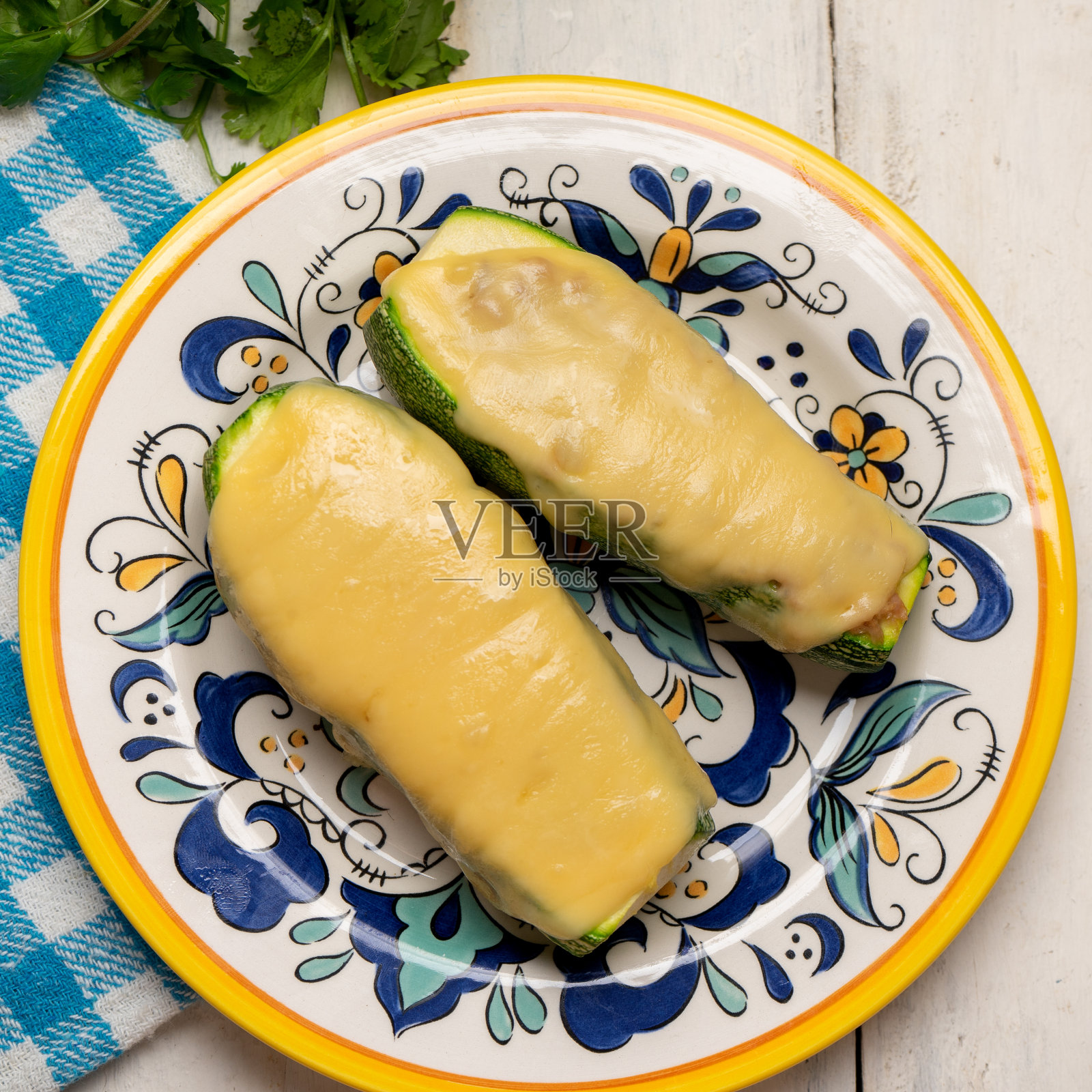 填馅西葫芦配金枪鱼和融化的奶酪在白色的背景上照片摄影图片