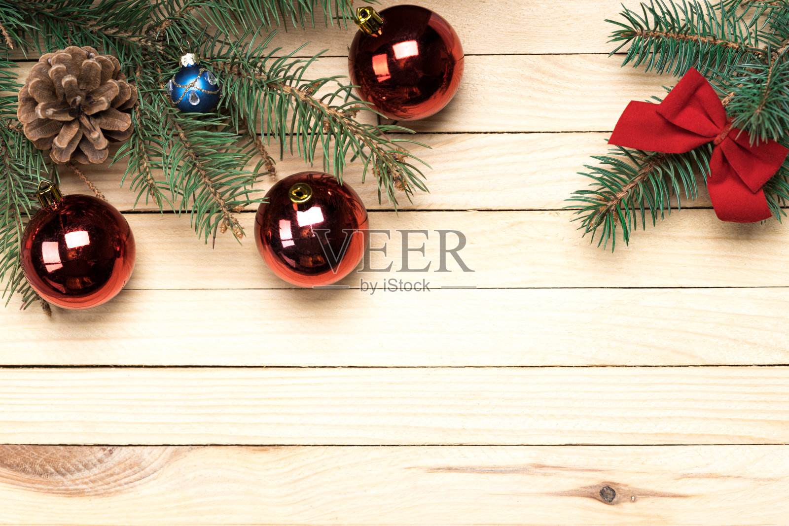 以上观赏圣诞装饰。新年假期概念。副本的空间。贺卡模板照片摄影图片