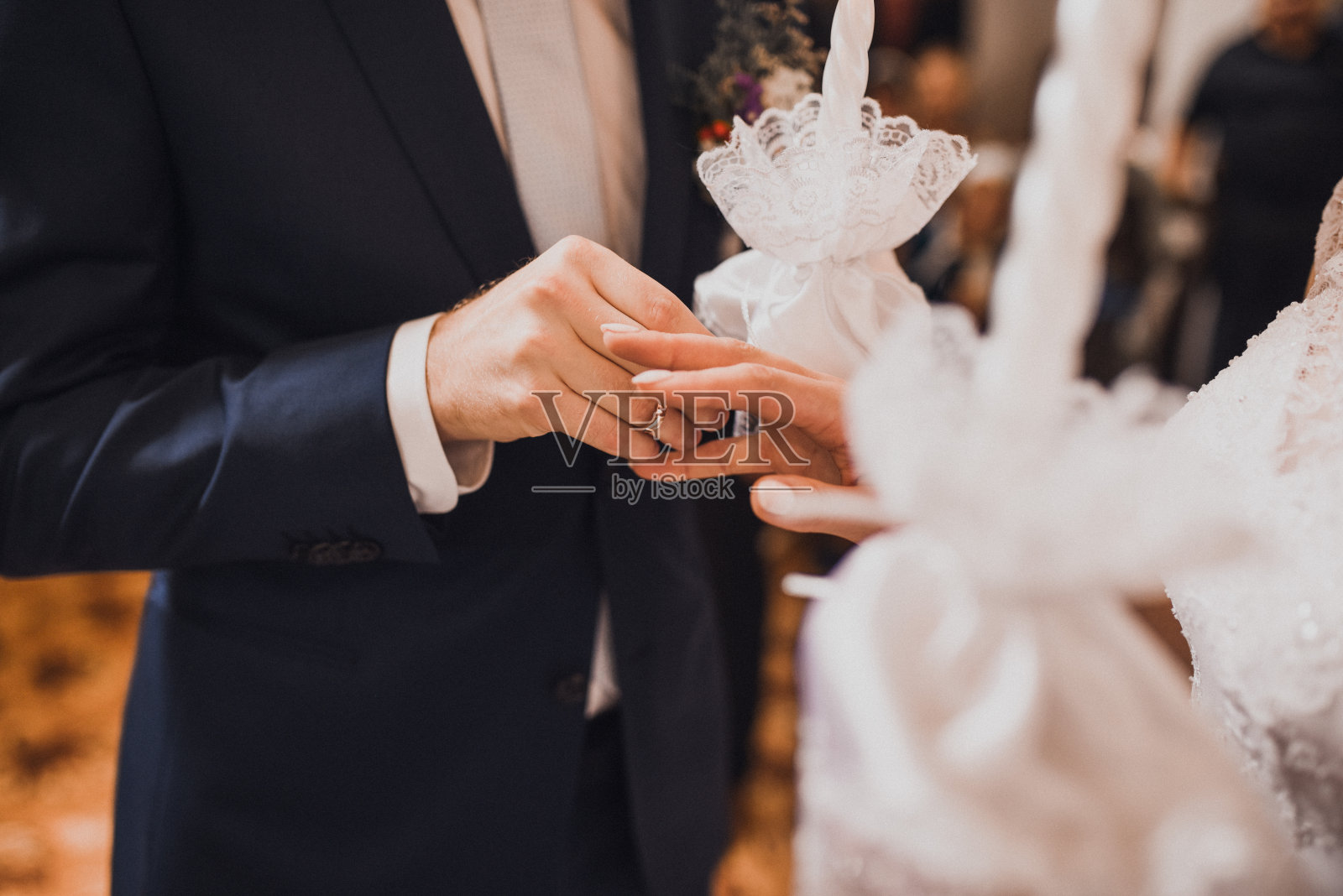 新娘和新郎戴上结婚戒指照片摄影图片