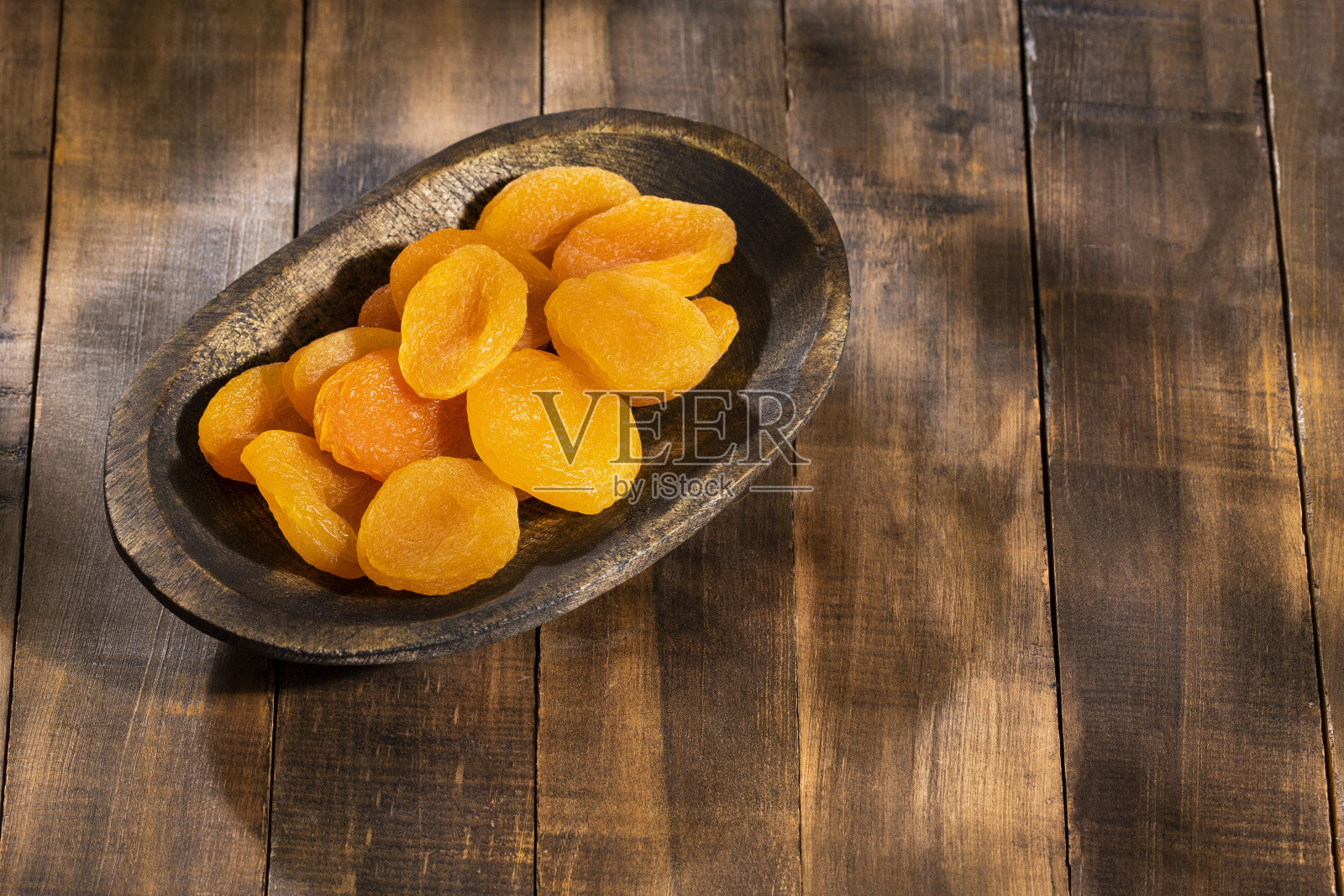 杏-木碗里的有机杏干照片摄影图片