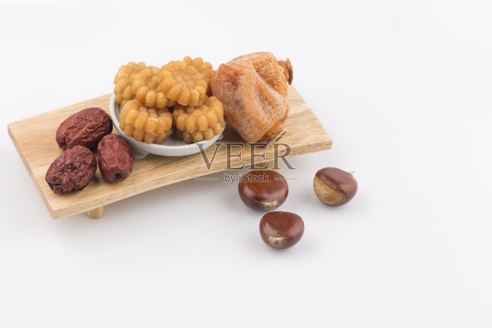 韩国传统甜点干柿子，红枣，蜂蜜饼干。照片摄影图片