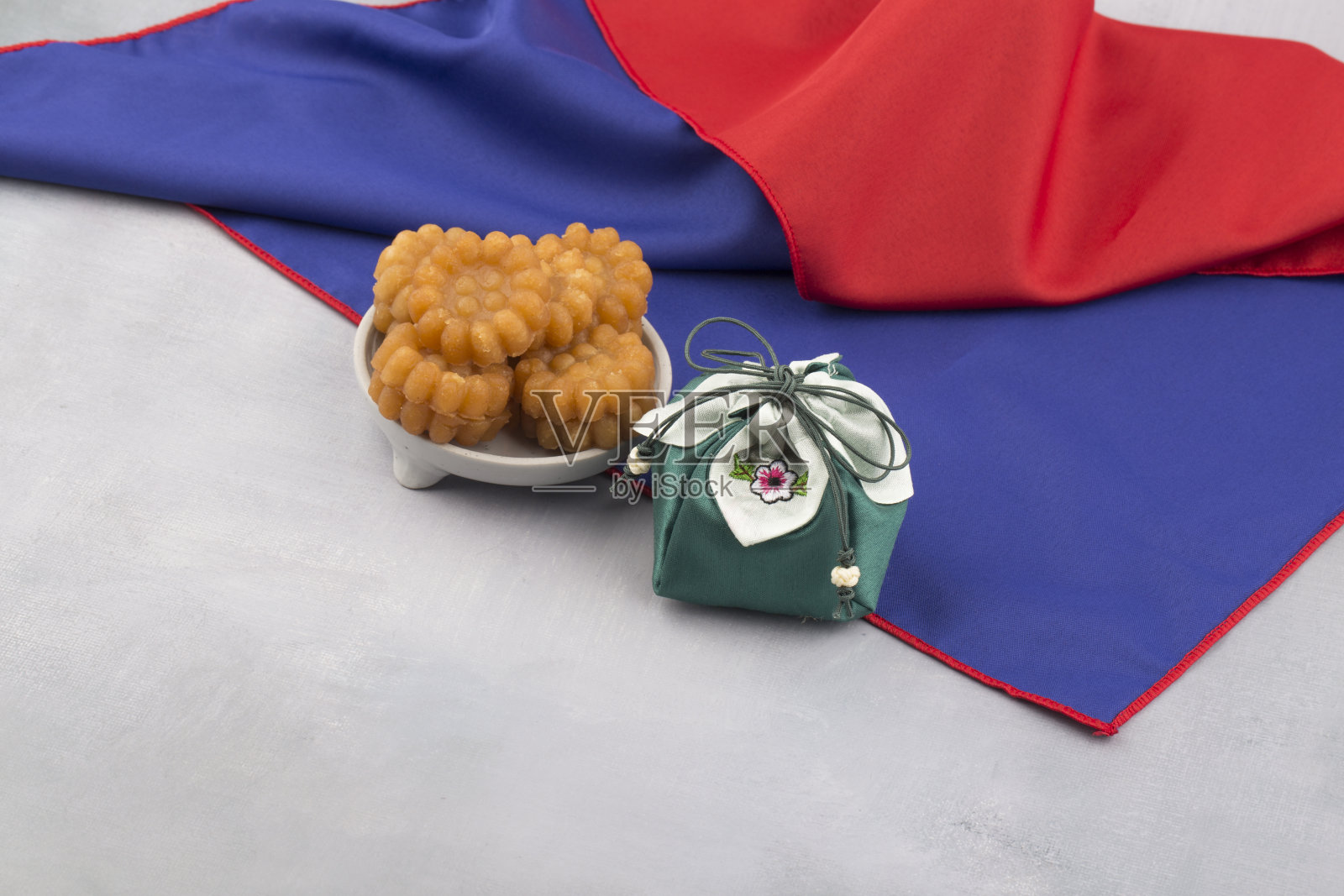 韩国传统幸运包及背景。照片摄影图片