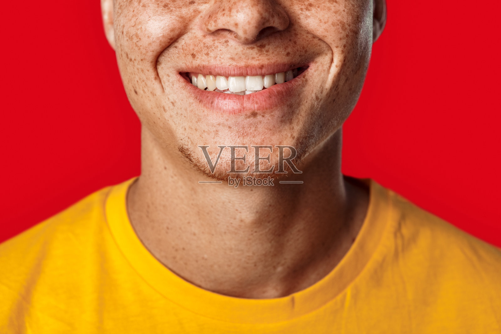 年轻的成年人在红色的背景下微笑照片摄影图片