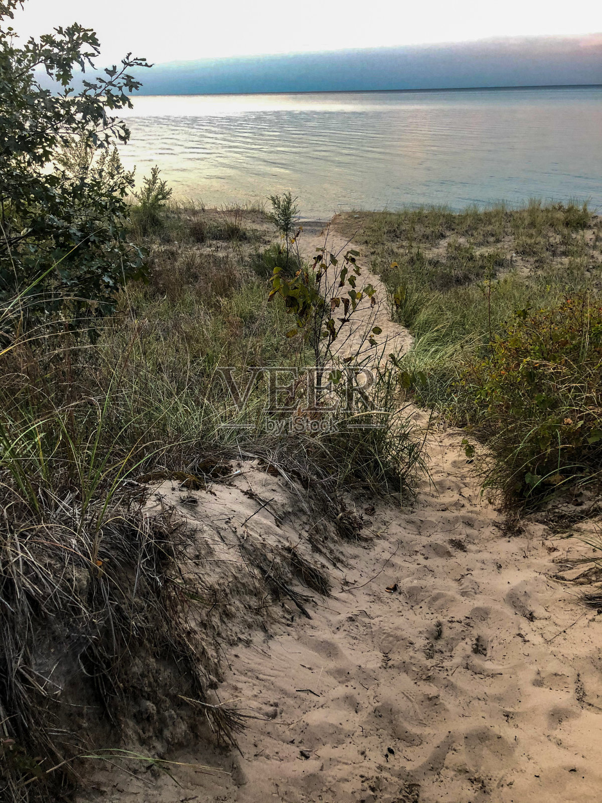 印第安纳州日落时美丽的海滩景色照片摄影图片