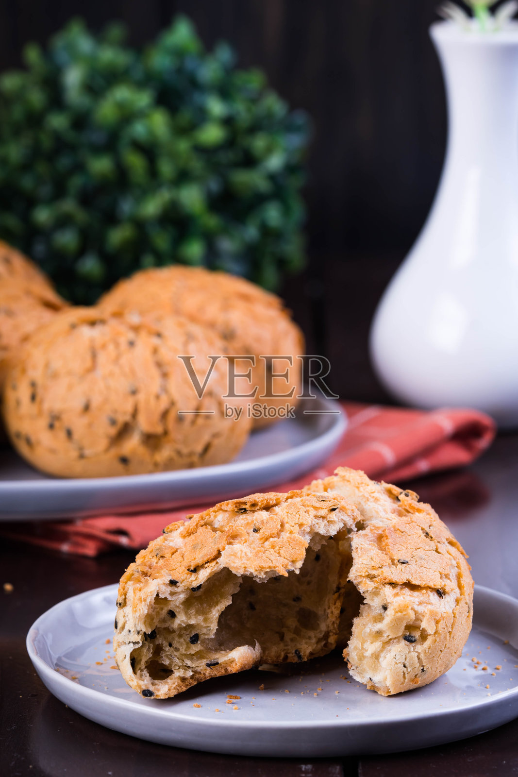 一盘日本黑芝麻麻糬面包照片摄影图片