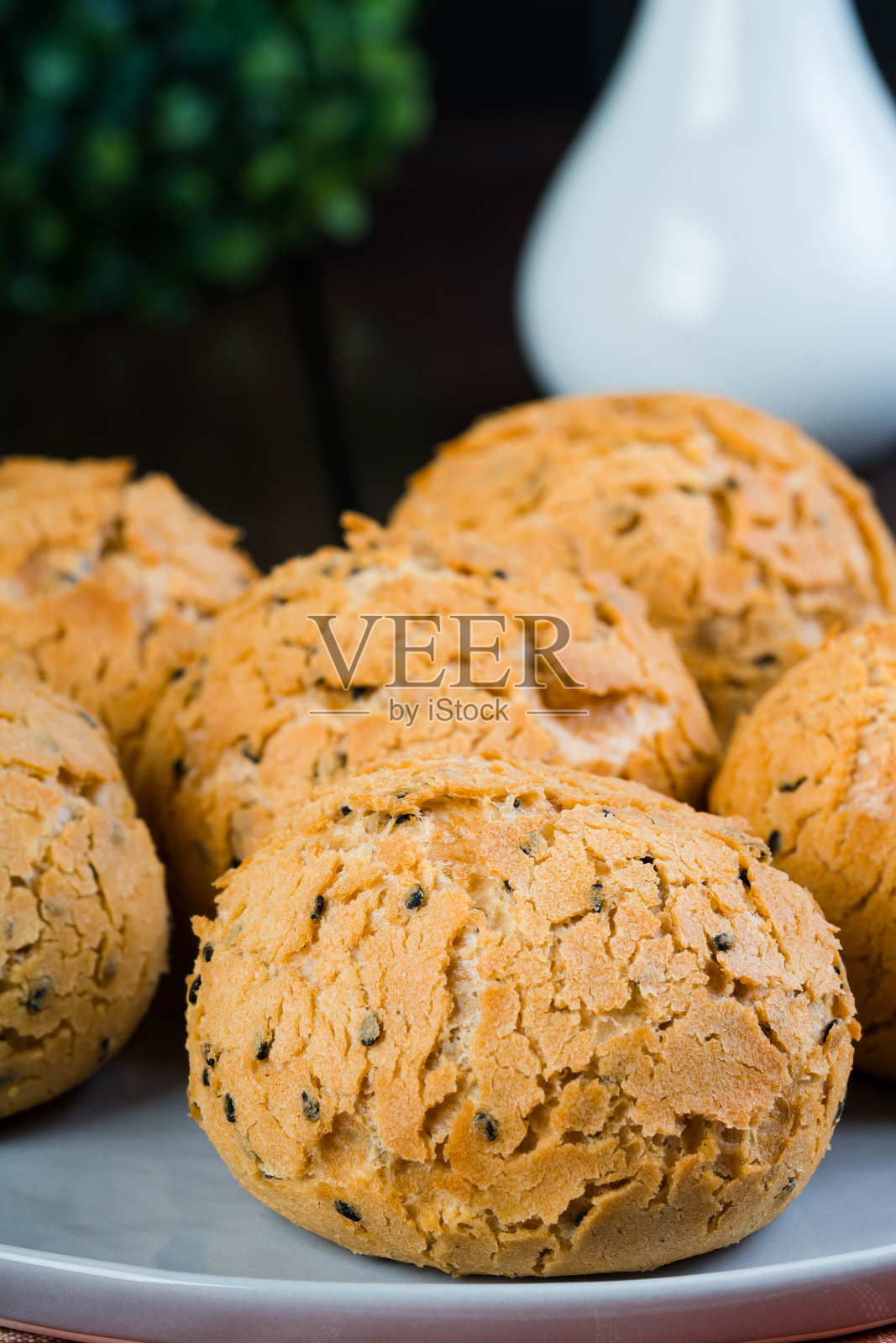 一盘日本黑芝麻麻糬面包照片摄影图片