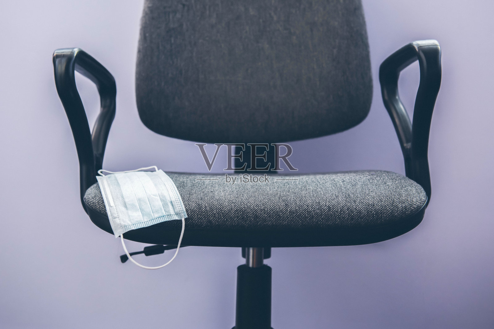 在工作场所戴口罩。照片摄影图片