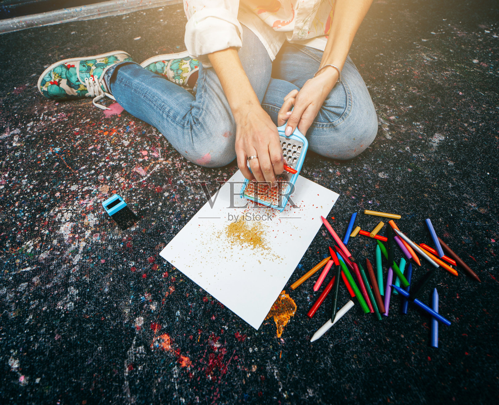 彩色铅笔在地板上照片摄影图片