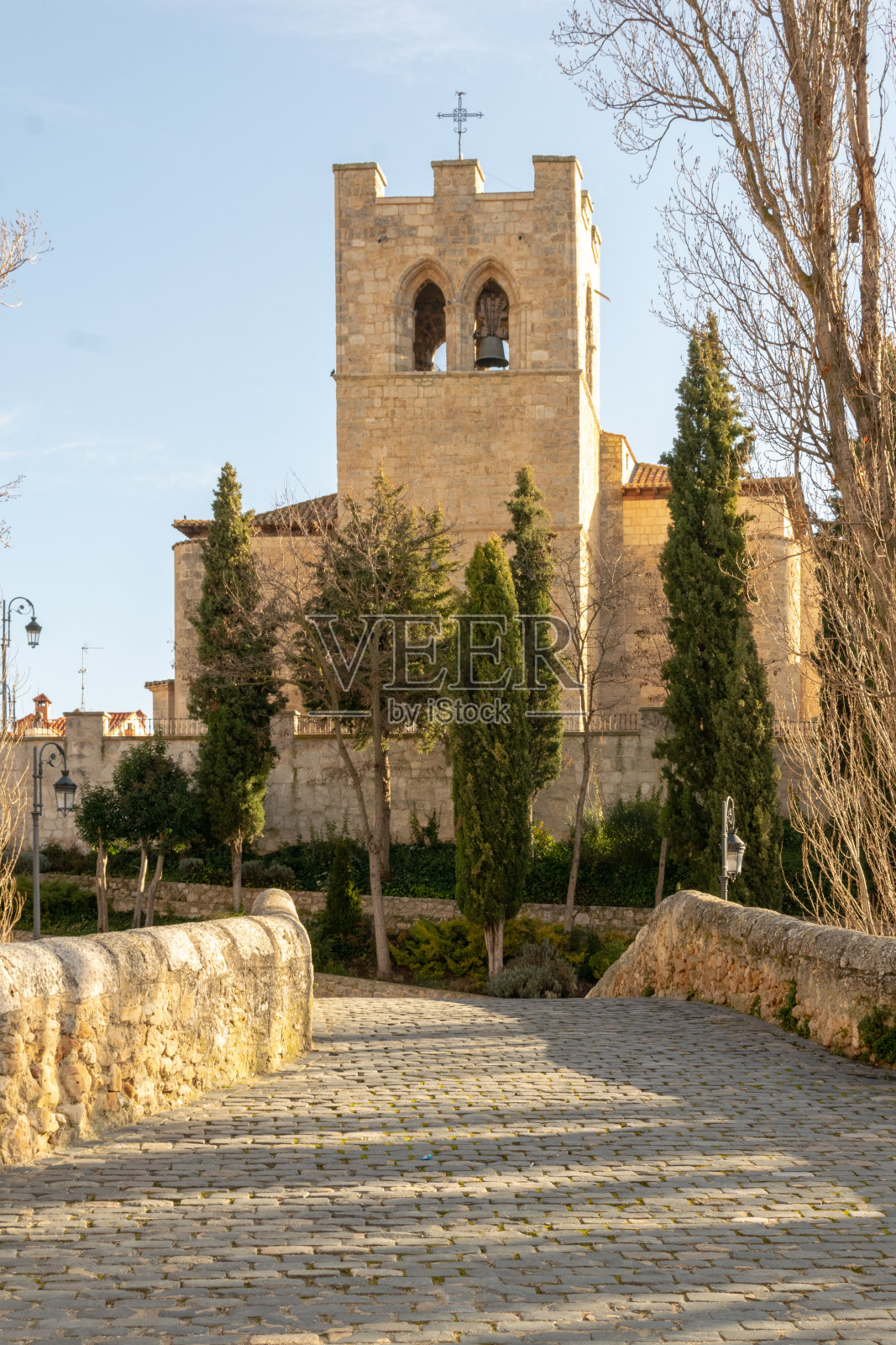 圣胡安教堂塔和中世纪桥。阿兰达杜埃罗，布尔戈斯省的传统城市。西班牙卡斯蒂利亚里昂照片摄影图片