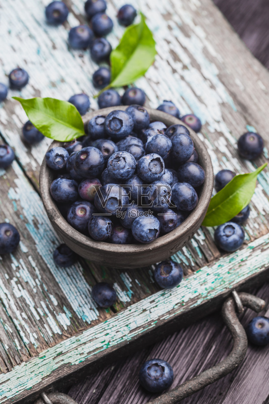 老木桌上放着成熟的蓝莓照片摄影图片