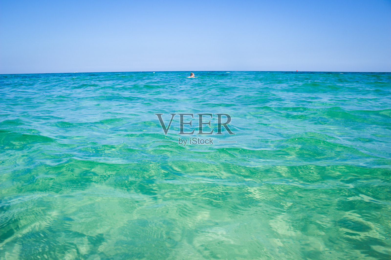 平静的海，蓝色的水，天空和地平线在突尼斯。照片摄影图片