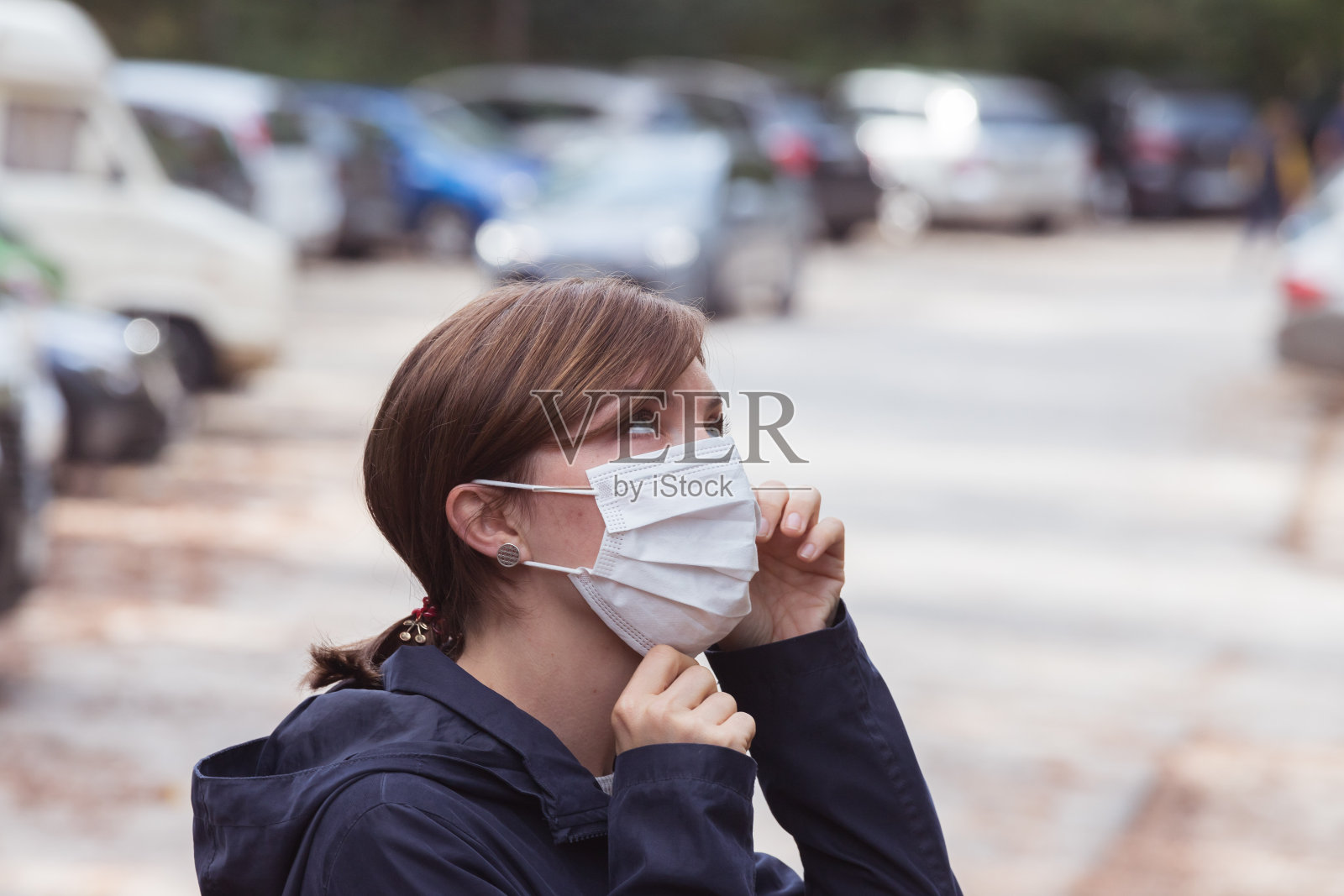 烟道和电晕安全概念。在户外戴口罩保护自己的妇女照片摄影图片