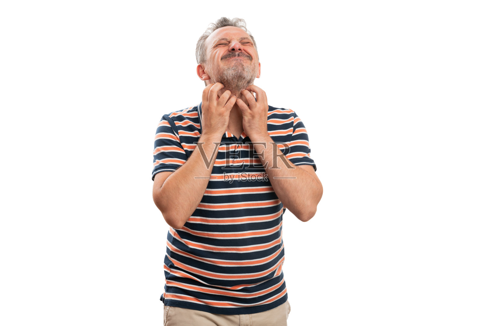 男性穿着夏季t恤刮胡子照片摄影图片