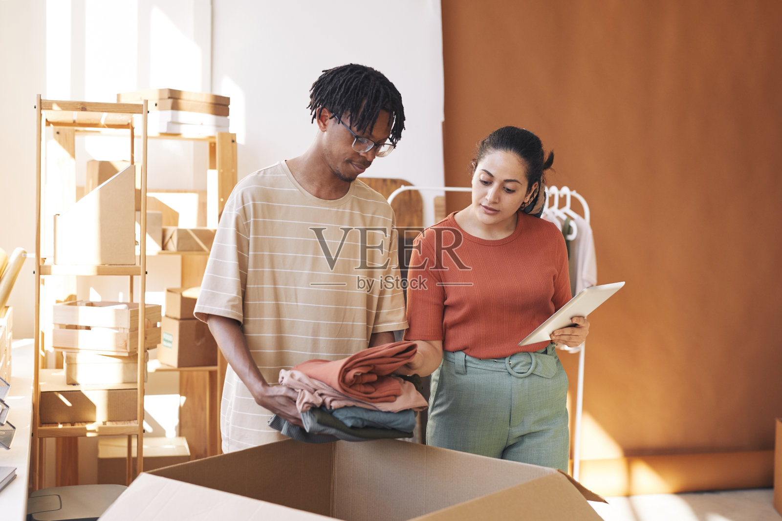 人们在打包衣服准备送货照片摄影图片