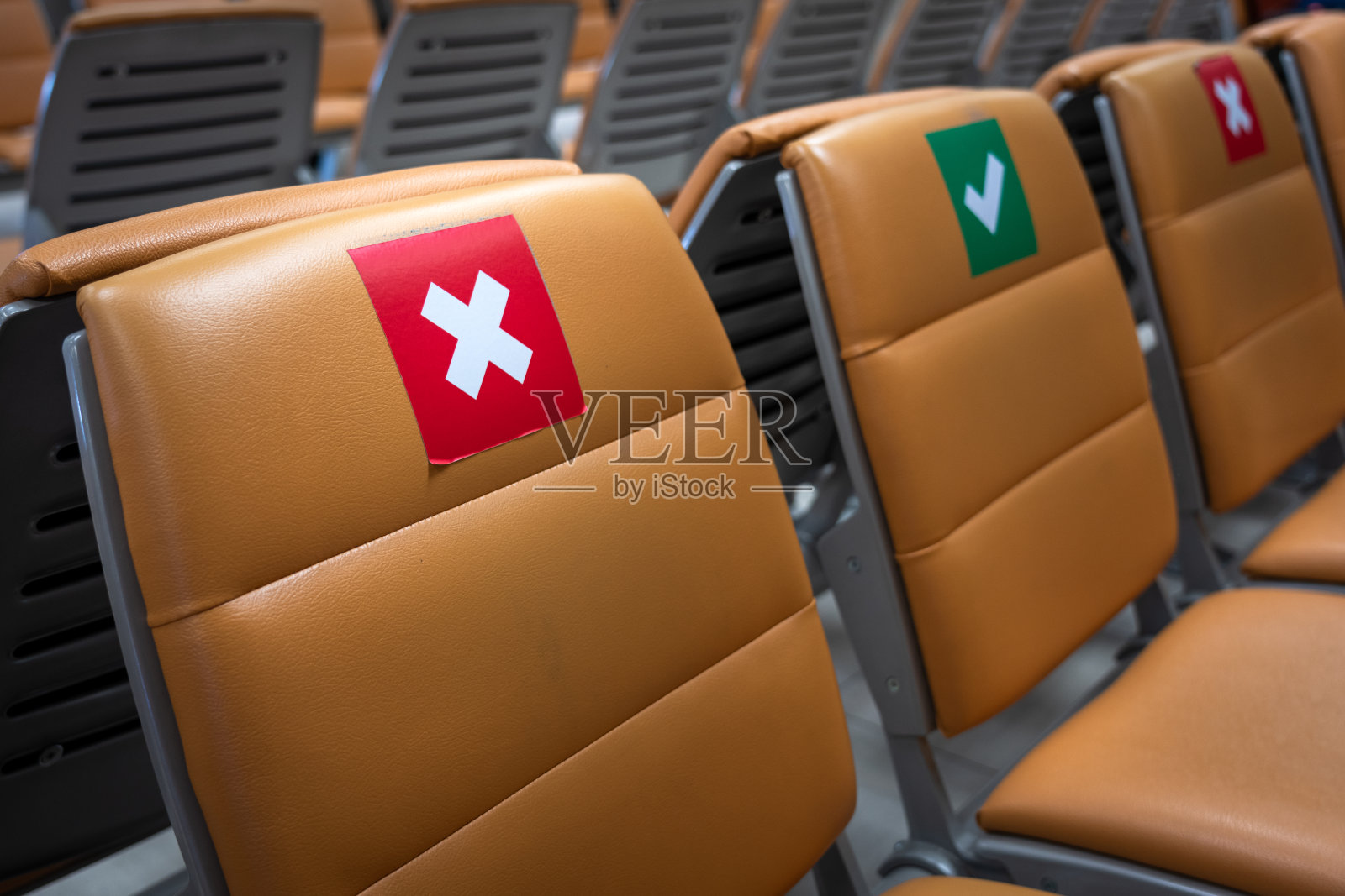 带有社交距离标志的皮革沙滩椅。照片摄影图片