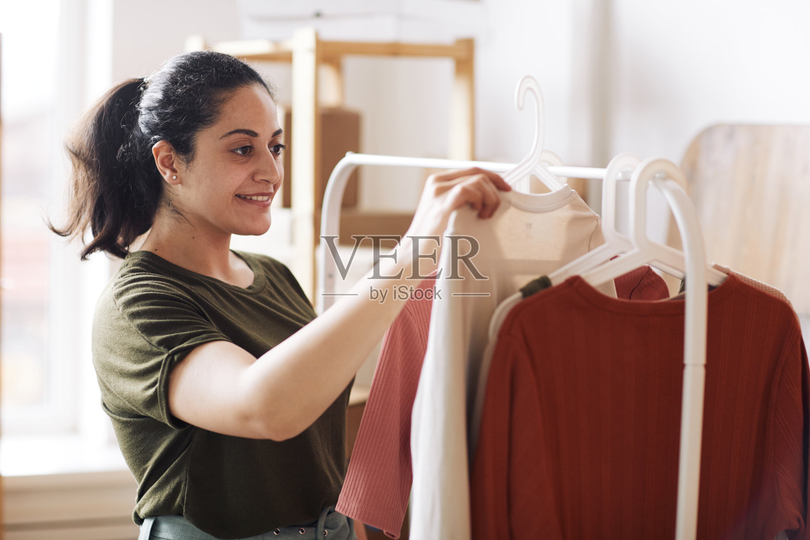在店里工作的女人照片摄影图片