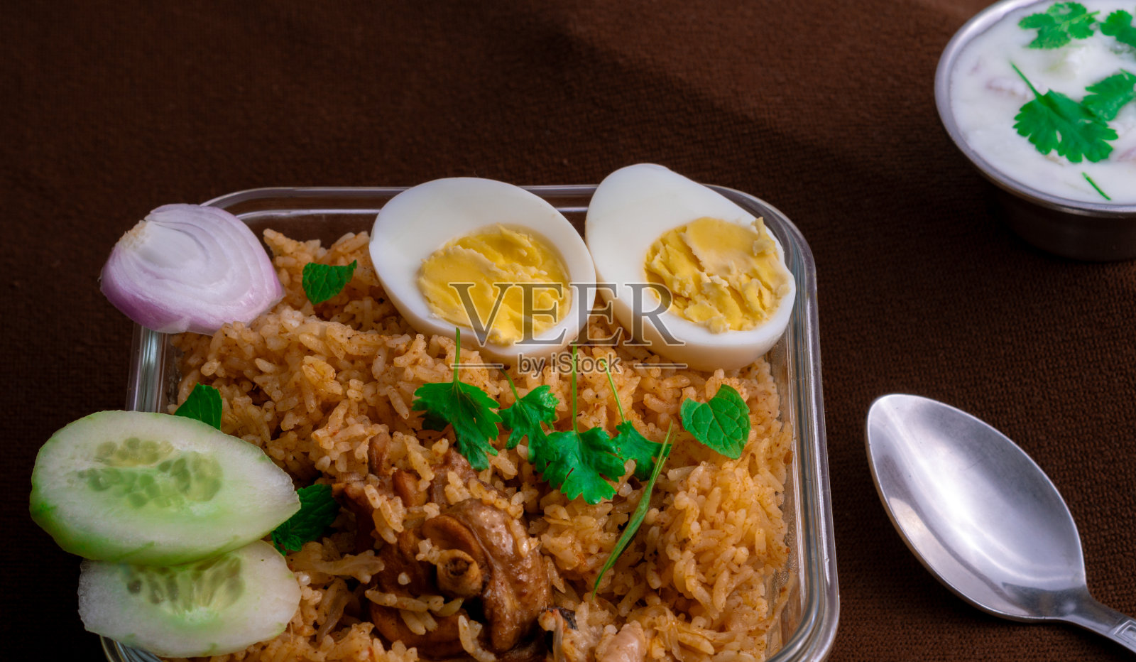 家里做的鸡肉炖肉即将上桌照片摄影图片