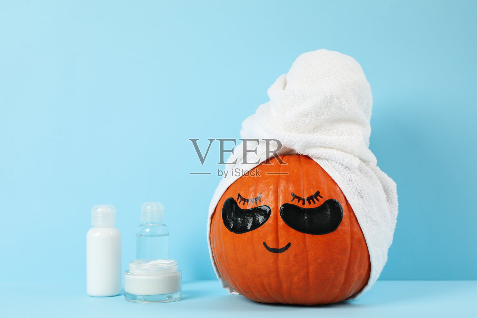 护肤配件和蓝底眼罩南瓜照片摄影图片