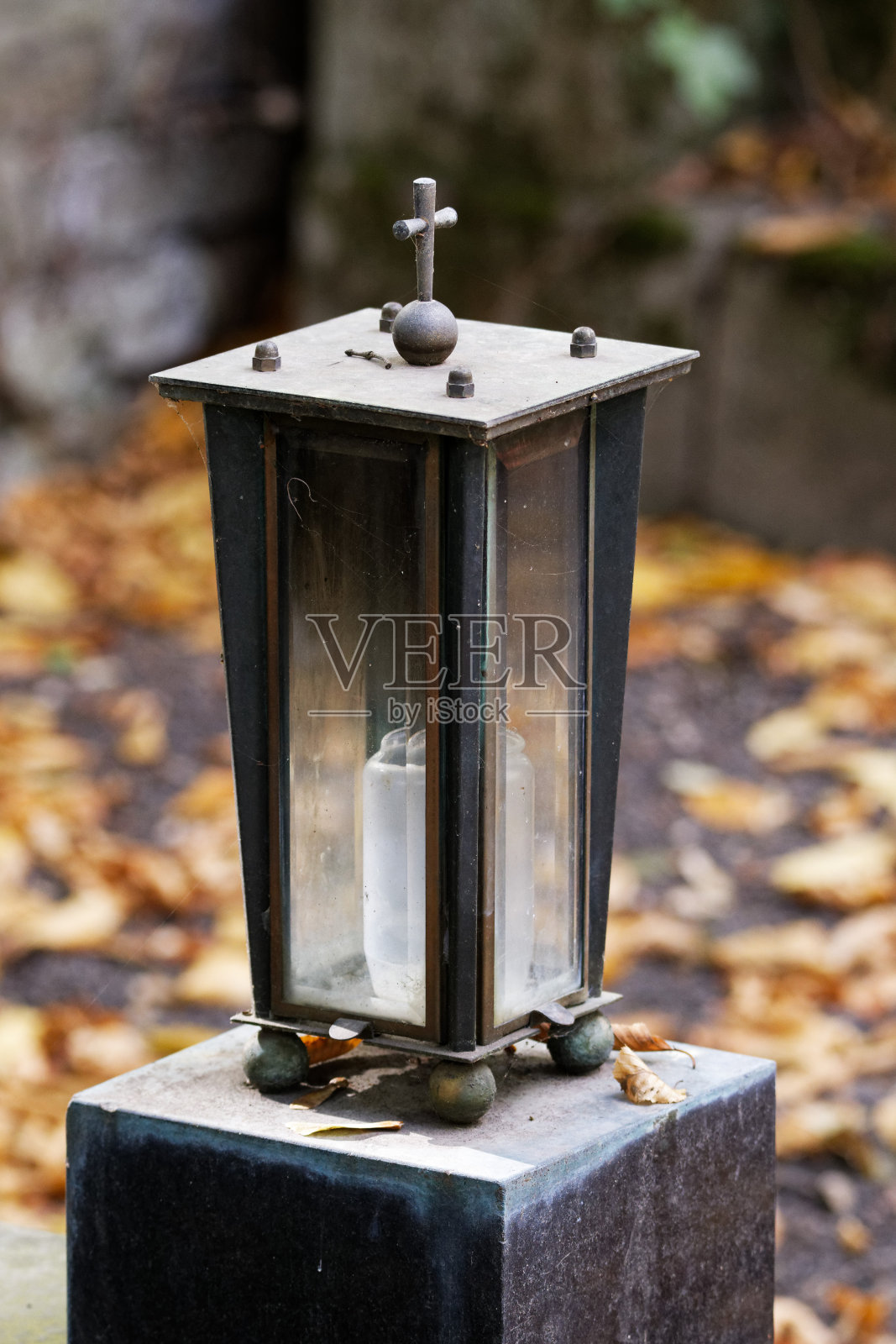 带有玻璃窗的庄重灯笼照片摄影图片