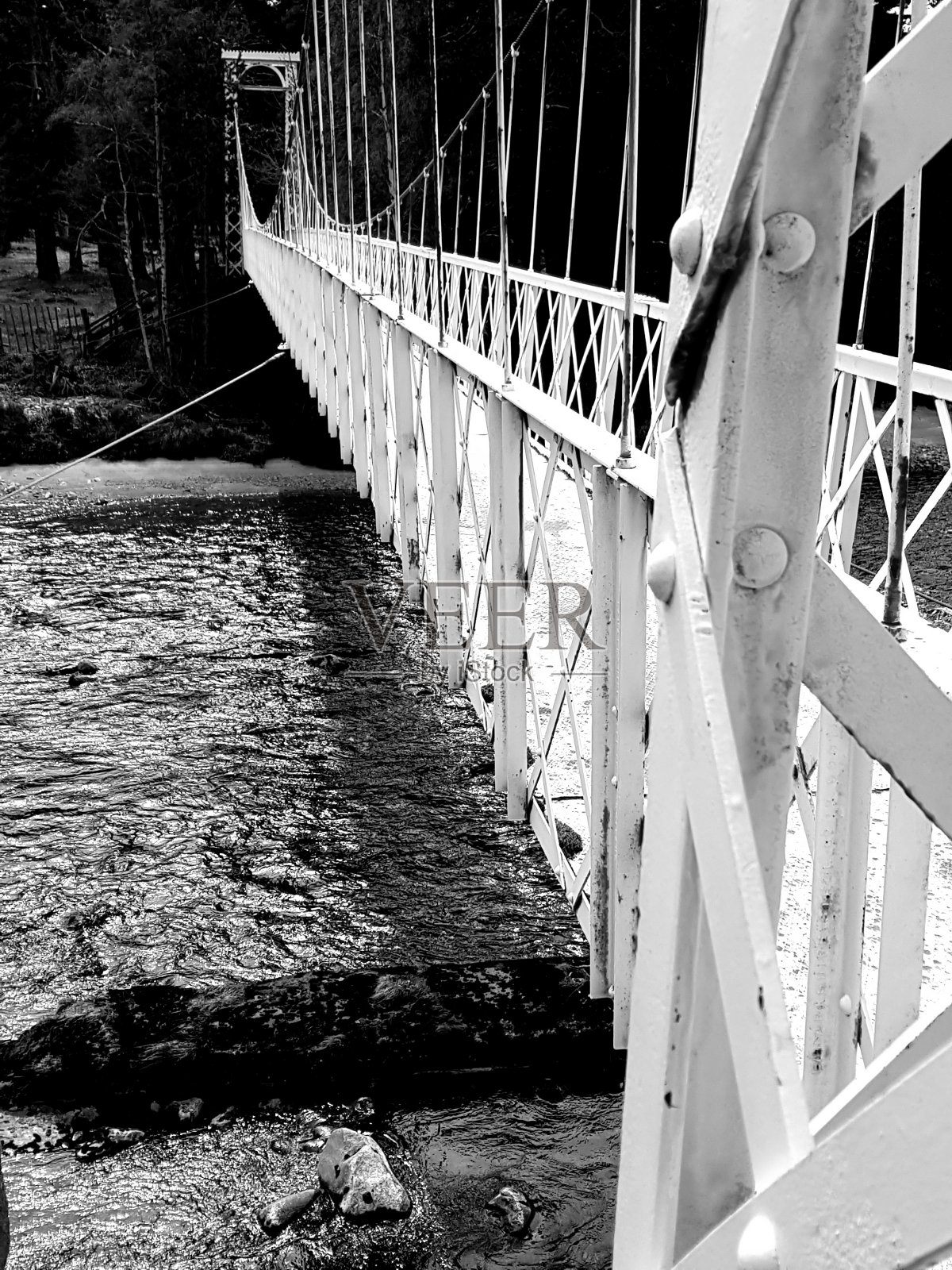 苏格兰一座历史悠久的金属白桥照片摄影图片